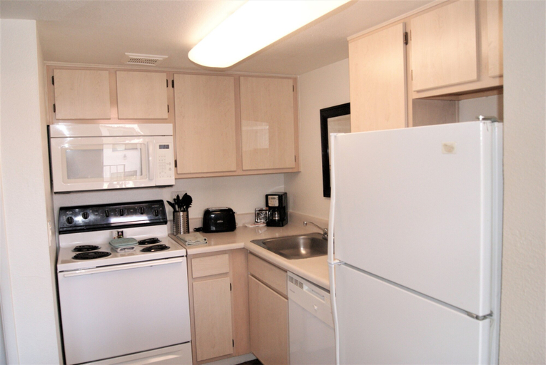 Private kitchen 4, 223-Fully Furnished with WiFi by RedAwning, Maricopa