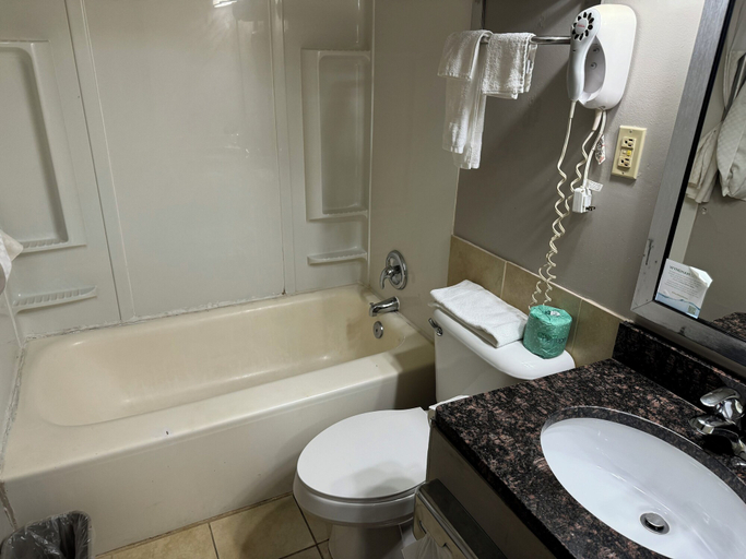 Bathroom 3, South Ridge Inn, Lorain