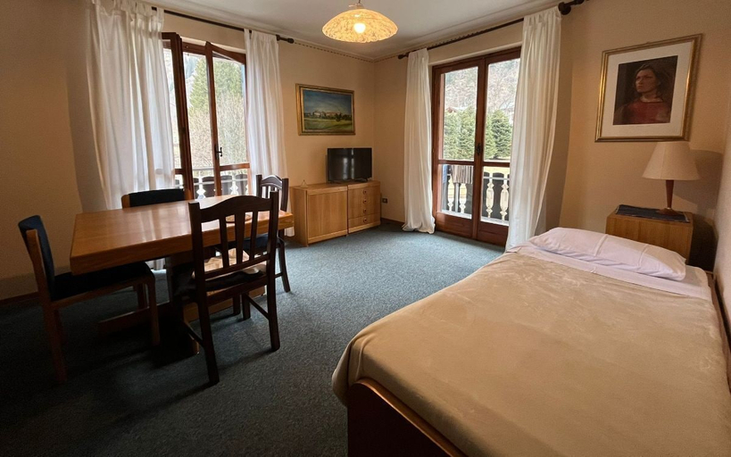 Bedroom 3, San Luigi Rooms & Apartments, Sondrio