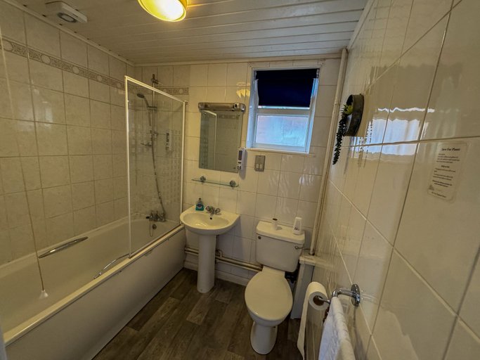 Bathroom 4, The New England Hotel, Lincolnshire