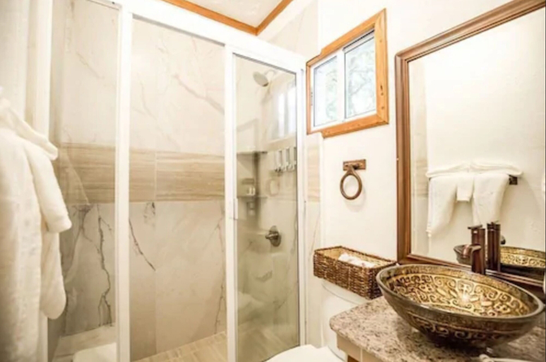 Bathroom 5, Falling Leaves Lodge