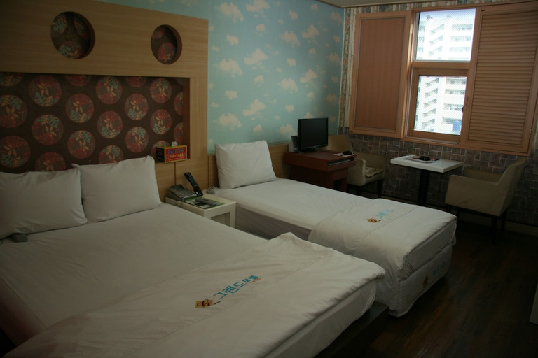 Bedroom 2, New Grand Hotel, Buk