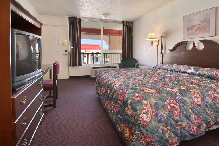 Bedroom 3, Super 8 by Wyndham Oklahoma Fairgrounds, Oklahoma