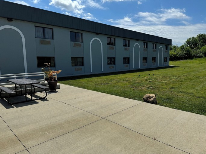 Exterior & Views 2, South Ridge Inn, Lorain