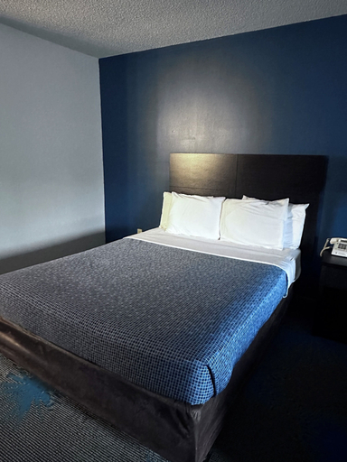 Bedroom 3, Budget Host Inn Manistique, Schoolcraft