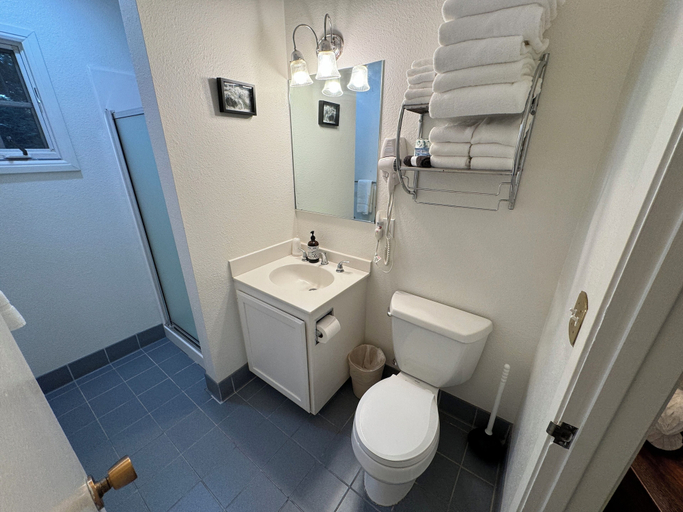 Bathroom 3, Trinidad Inn, Humboldt