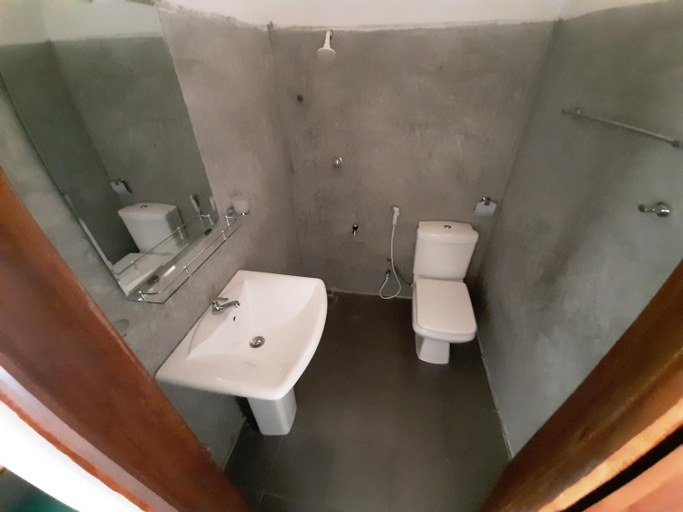 Bathroom 4, Priya Homestay Kandalama, Dambulla