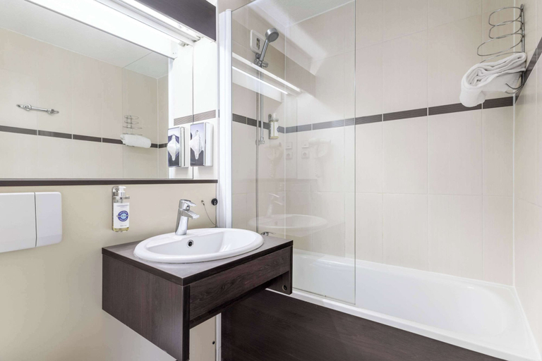 Bathroom 5, Comfort Hotel Orleans Saran, Loiret