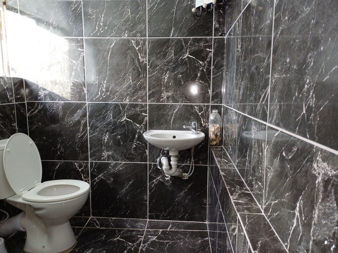 Bathroom 4, Ojong's Guesthouse, City of Cape Town