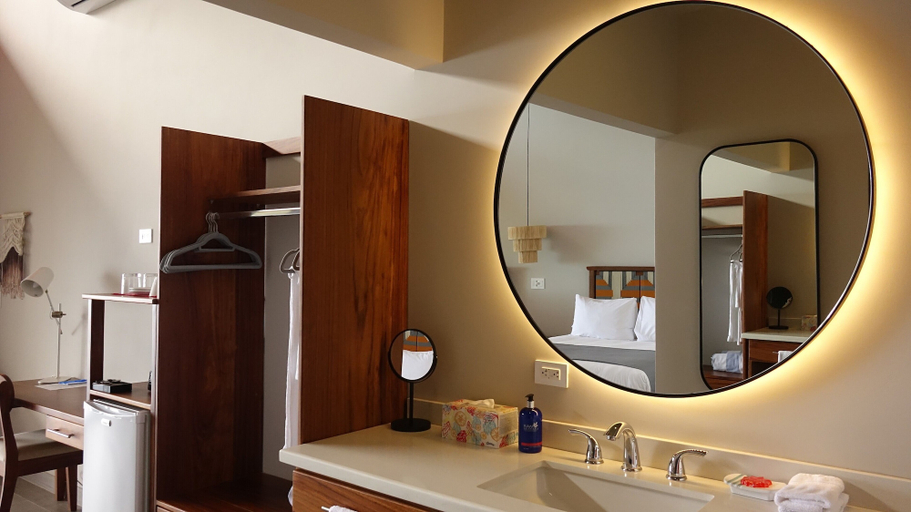 Bathroom 5, Lapazul, Aguirre