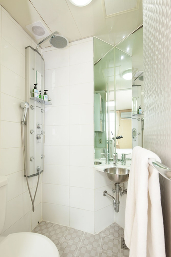 Bathroom 3, Uljiro Co-op Residence, Jung