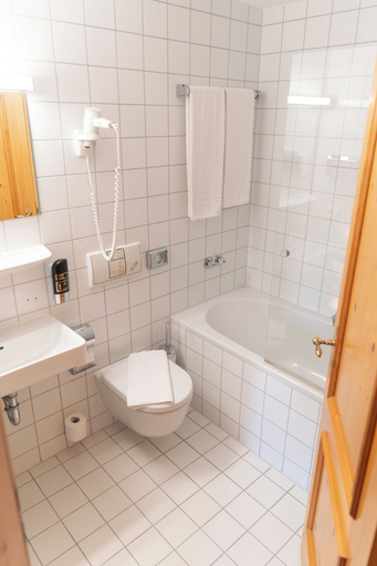 Bathroom 5, Noon Mirch Hotel Restaurant, Landshut