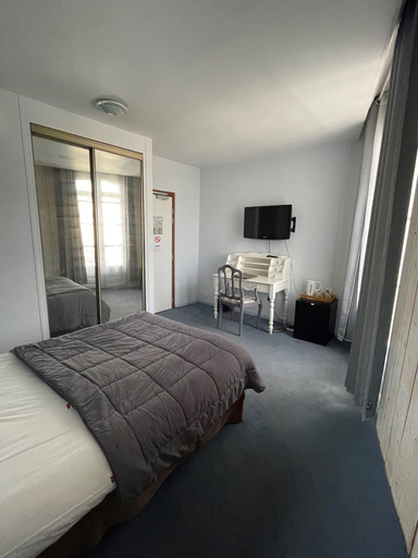 Bedroom 2, Hôtel de France, Pyrénées-Orientales