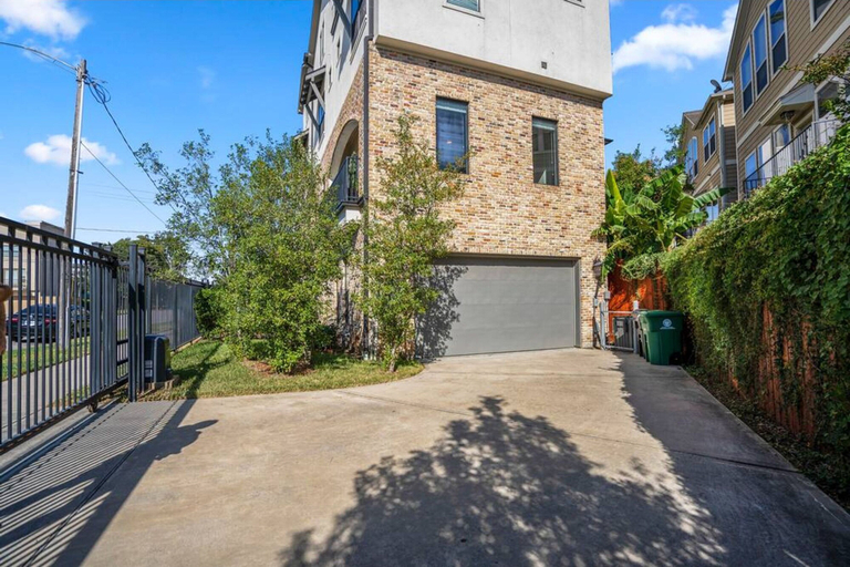 Exterior & Views 2, Luxury Downtown Home w Rooftop Deck in the Skyline, Houston