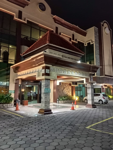 Exterior & Views 24