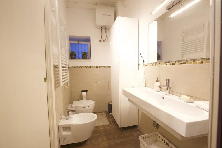 Bathroom 5, Casa Della Testazza in Syracuse, Syracuse