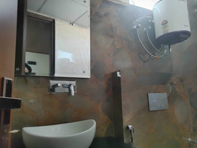 Bathroom 3, Hotel Rajvanshi, Gurgaon