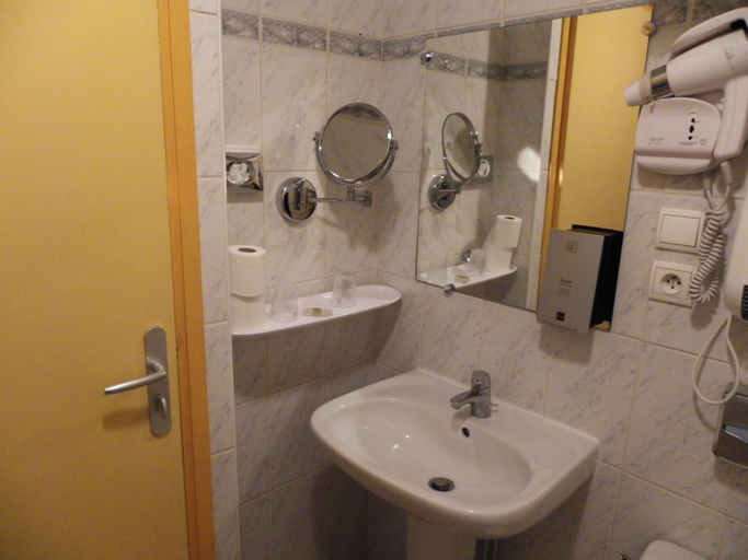 Bathroom 4, Le Bilboquet, Haute-Loire