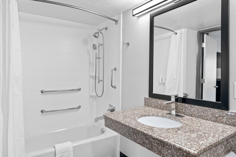 Bathroom 5, Auburn Lodge Near University, Lee