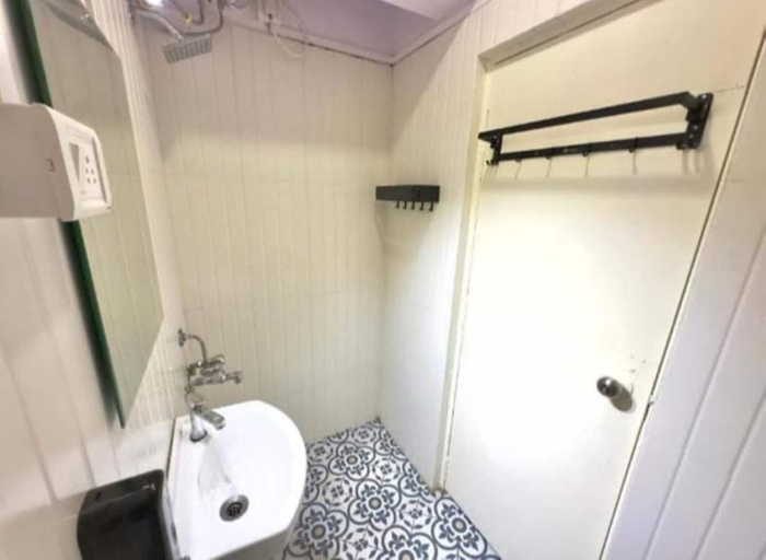 Bathroom 4, Locomo Hostel Express - Stay Work Eat, Mumbai Suburban