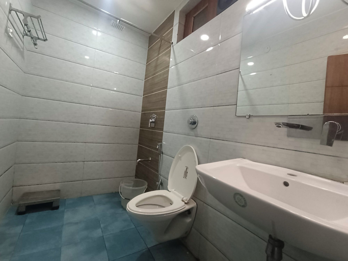 Bathroom 5, Hotel Ganga Azure, Hardwar