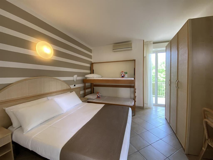 Bedroom 4, Pinetina Mare Baby Family Hotel, Ravenna