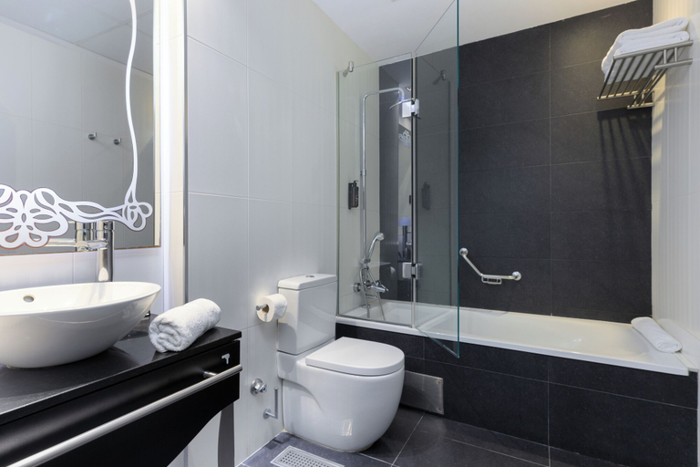 Bathroom 4, Hotel Ciutadella Barcelona, Barcelona