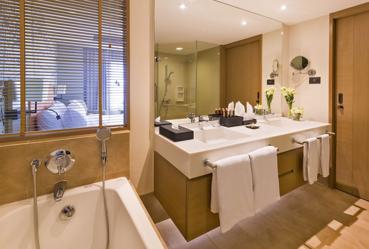 Bathroom 4, Avani Ratchada Bangkok Hotel, Huai Kwang