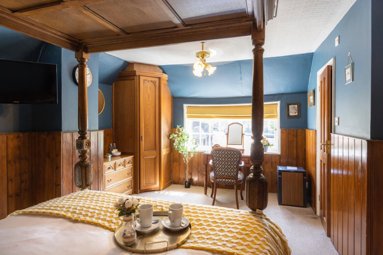 Bedroom 2, The Swan Inn, West Sussex
