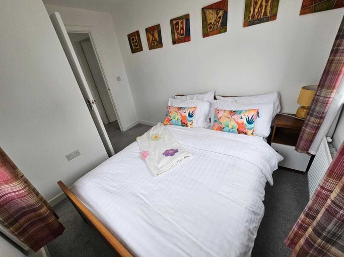 Room 5, Ipswich - 3 Beds - Sleeps 6 - Private Garden, Suffolk