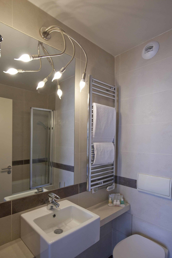 Bathroom 4, Vivaldi Hotel, Hauts-de-Seine
