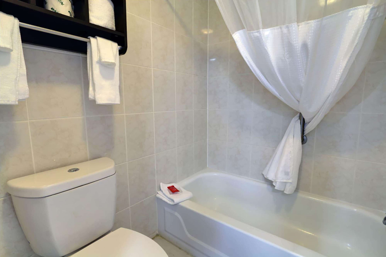 Bathroom 5, Travelodge by Wyndham Calhoun South I-75, Gordon