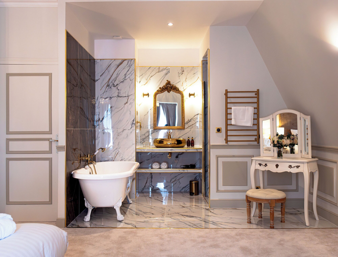 Bathroom 5, Hotel Château Héloïse, Somme