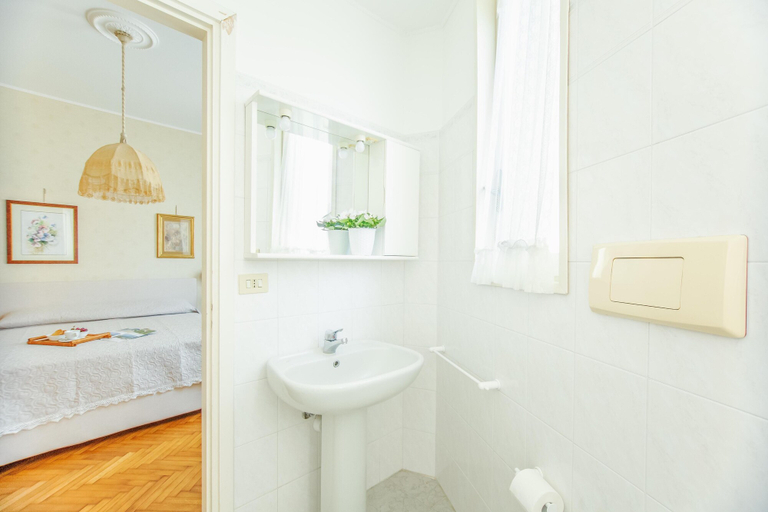 Bathroom 4, Imperatrice apartment by Wonderful Italy, Imperia