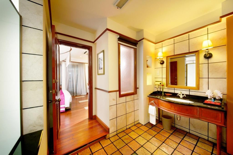 Bathroom 4, Lexis Port Dickson, Port Dickson