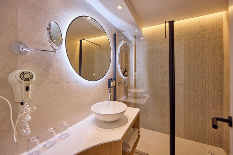 Bathroom 5, Universal Hotel Bikini, Baleares