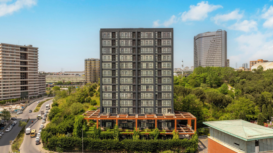 Exterior & Views