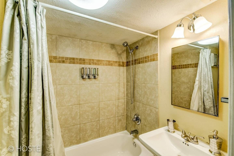 Bathroom, 4BR Dog Friendly Mtn Retreat With Gym!, El Paso