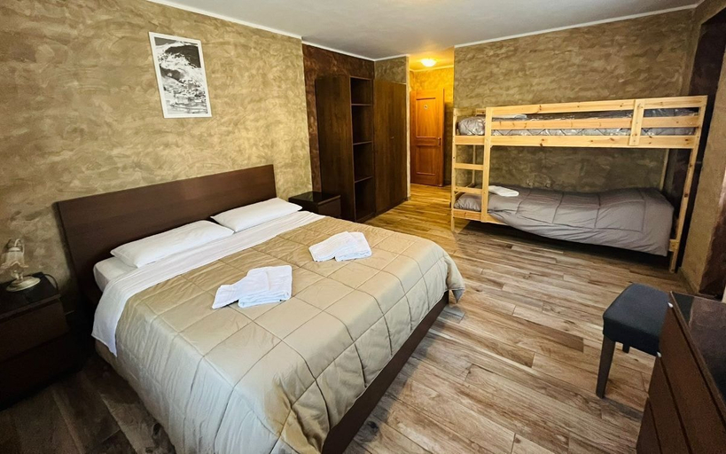 Bedroom 3, San Luigi Rooms & Apartments, Sondrio