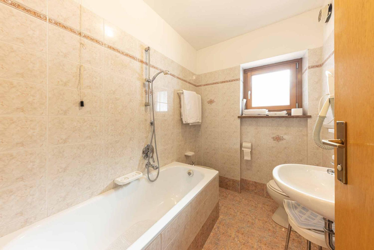 Bathroom 3, Appartamenti Arnica, Trento