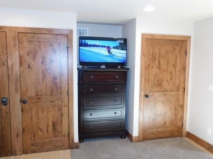 Interior, Breakaway West Studio Condo with Pool and Hot Tubs by RedAwning, Eagle