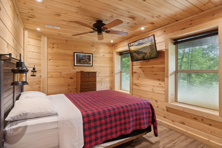 Bedroom 2, Blue Hawk Hideaway 3 Bedroom Cabin by RedAwning, Sevier