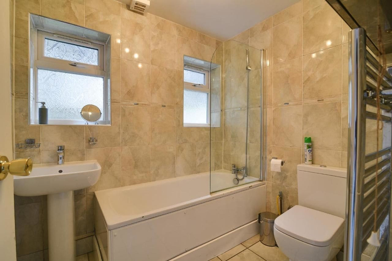 Bathroom, Two Bedroom Serviced Apartment, Luton