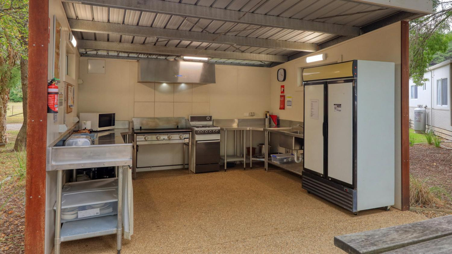 Kitchen 3, Bright Porepunkah Holiday Park, Alpine - East