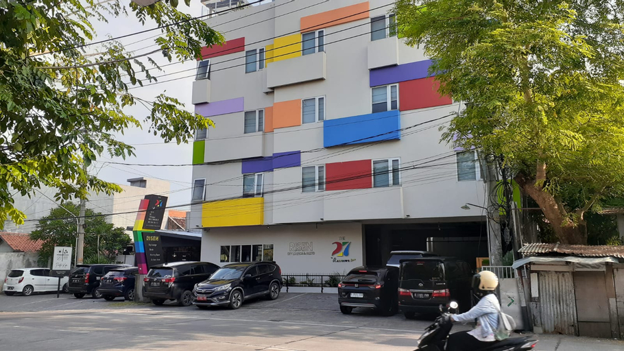Exterior & Views 27