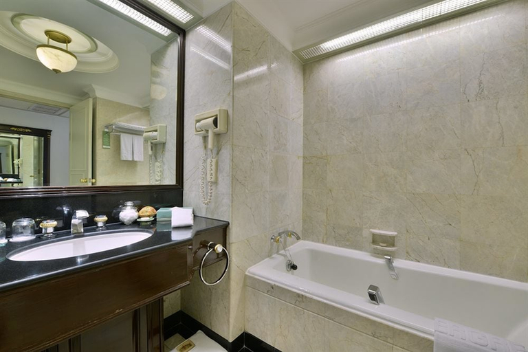Bathroom 5, Evergreen Laurel Hotel Bangkok, Bang Rak