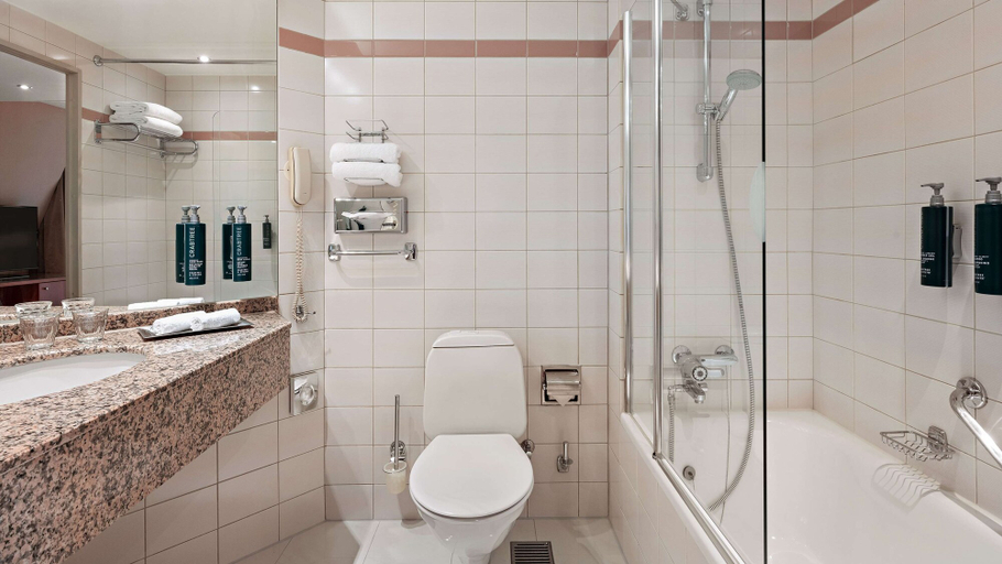 Bathroom 5, Hilton Dresden, Dresden