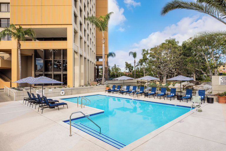 Sport & Beauty 2, Hotel Fera Anaheim, a DoubleTree by Hilton, Orange