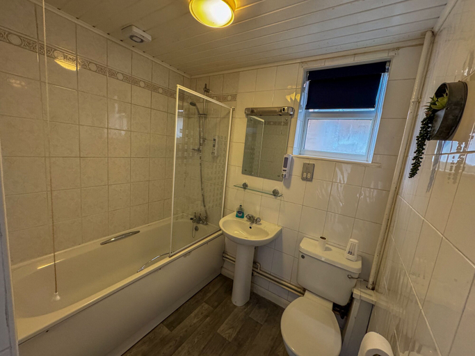 Bathroom 5, The New England Hotel, Lincolnshire