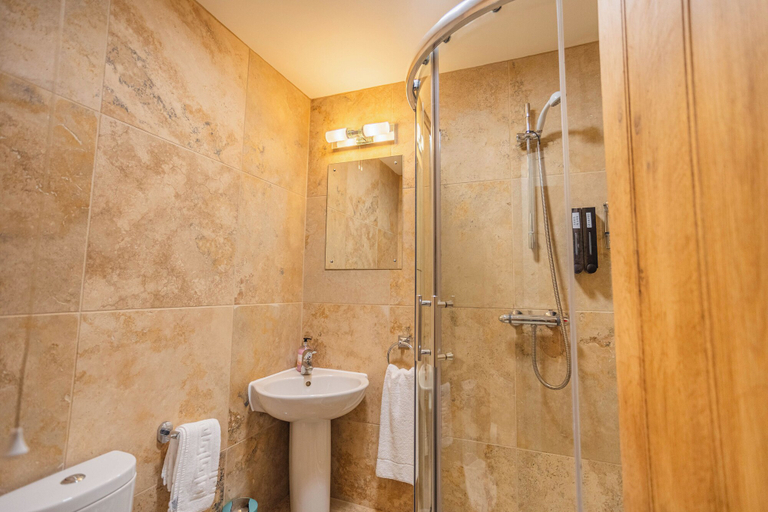 Bathroom 3, The Green Dragon Inn - Hardraw, North Yorkshire